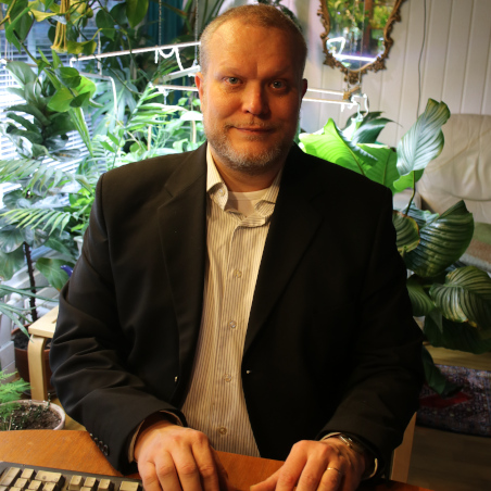 Kristian työskentelee tietokoneella