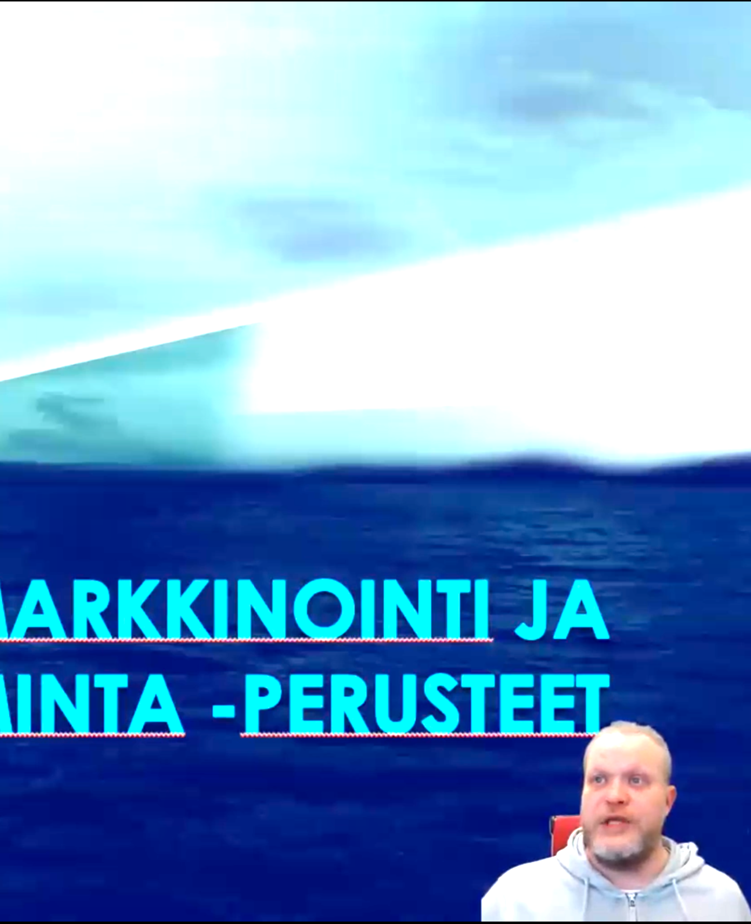 Kristian opettamassa valoisassa luokkahuoneessa opiskelijoiden siluettien takana.